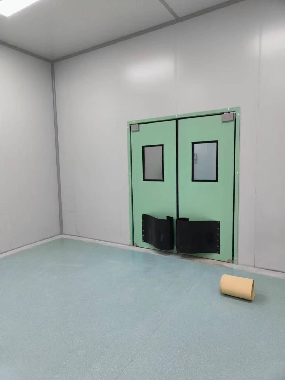 Double-leaf door, viewing windows and wall layout reference